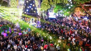'Biển người' đổ về Nhà thờ lớn Hà Nội đón Giáng sinh