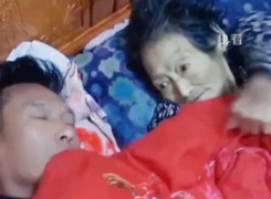 Cảnh mẹ già hấp hối đắp chăn cho con đang ngủ khiến dân mạng 'nhói tim'