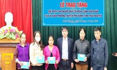 Thái Nguyên: Tặng thẻ BHYT cho người nghèo tại huyện Phú Bình