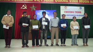 Tặng sổ BHXH và thẻ BHYT cho người có hoàn cảnh khó khăn