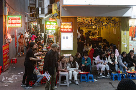 Khách ùn ùn chơi xuyên đêm Giáng sinh, hàng quán ở Hà Nội 'hốt bạc' 