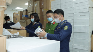 Bên trong kho hàng 5 tầng của 'hot girl' livestream chốt hàng nghìn đơn mỗi ngày