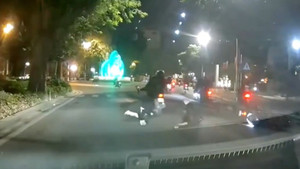 Xe máy phóng nhanh ngã tóe lửa trên đường phố Hà Nội