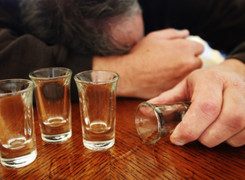 Uống 20 chén rượu mạnh, bao lâu để nồng độ cồn về 0?