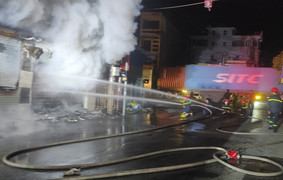 Cửa hàng nhựa ở Hải Phòng bốc cháy trong đêm, lửa lan sang 2 nhà dân