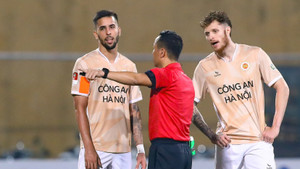 Tiền đạo CLB Công an Hà Nội đánh nguội đối thủ, trọng tài 'check VAR' cho thẻ đỏ