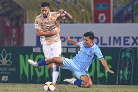 HLV bị tước quyền, giám đốc nhận thẻ đỏ, CLB Công an Hà Nội vẫn thắng đậm