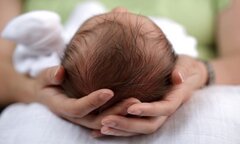 Nhiều tháng thức trắng đêm chăm cháu sơ sinh, bà ngoại nhập viện tâm thần