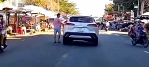 Ngán ngẩm nam thanh niên đỗ ô tô giữa đường để đi chợ