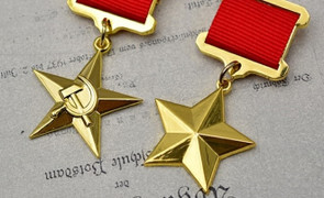 Vị lãnh đạo nào từng hai lần từ chối nhận huân chương cao quý?