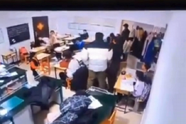 Phẫn nộ người cha Trung Quốc ra lệnh con đánh bạn giữa lớp học