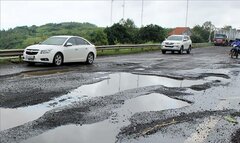 Cách đi qua ổ gà tránh tốn tiền sửa xe