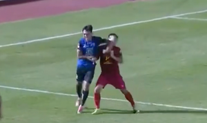 Hậu vệ CLB TP.HCM đánh thẳng mặt đối thủ, không bị phạt thẻ đỏ