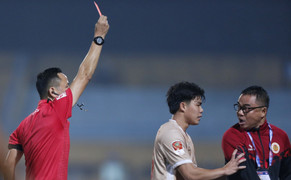 HLV Trần Tiến Đại gây sự với trọng tài, nhận thẻ đỏ vẫn không chịu rời sân