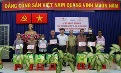 Tặng 300 thẻ Bảo hiểm y tế cho gia đình khó khăn ở TP.HCM