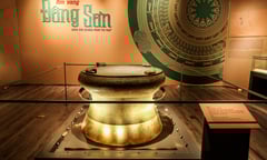 Chiêm ngưỡng chiếc trống đồng Đông Sơn lớn nhất Việt Nam