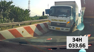 Né trạm thu phí, xe tải ngang nhiên chạy ngược chiều trên quốc lộ