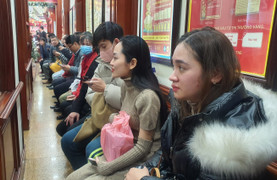 Hà Nội: Giá vàng leo đỉnh, dân đổ xô đi bán