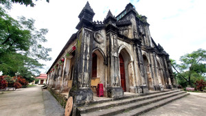 Độc đáo nhà thờ cổ 120 tuổi xây bằng đá, nhựa cây ở Đà Nẵng