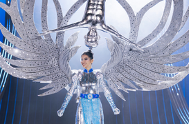 Thí sinh Hoa hậu Hoàn vũ trình diễn trang phục mang tên 'Quốc Cơ – Quốc Nghiệp'