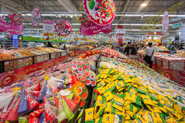Hàng Tết ngập tràn siêu thị Hà Nội