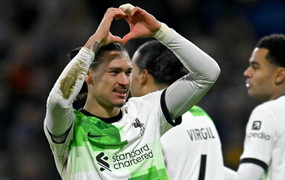 Liverpool tạm chiếm ngôi đầu bảng của Arsenal