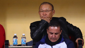 Ông Park Hang Seo ngồi cùng dàn trợ lý HLV Troussier, bỏ lỡ siêu phẩm Quang Hải