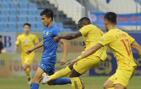 Hài hước khoảnh khắc hậu vệ Quảng Nam phá bóng trúng đầu thủ môn, phản lưới nhà