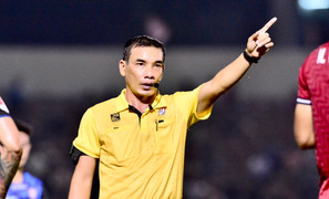 Hậu vệ TP.HCM đánh vào mặt đối thủ chỉ bị thẻ vàng: Trọng tài cũng đáng bị phạt