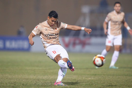 Tuyển Việt Nam tổn thất lực lượng: Văn Thanh tập tễnh, Thành Chung chấn thương