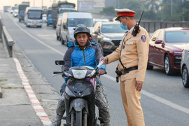 Phóng vào đường cấm vành đai 3 trên cao, loạt xe máy bị xử phạt