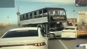 Tài xế ngất xỉu, xe buýt lao qua dải phân cách tông loạt ô tô