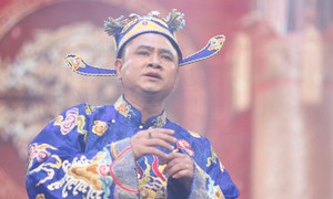 NSND Tự Long tiết lộ về tuổi thơ sống với bà, bán kem, xách vữa làm thợ hồ