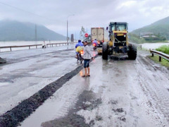 Sửa chữa quốc lộ 1 qua Phú Yên gặp khó do mưa lớn