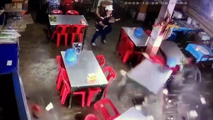 Lốp xe 'ma' lao như tên bắn vào quán ăn