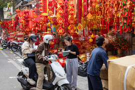 Hà Nội: Phố Hàng Mã rực sắc Xuân, người dân tất bật sắm đồ trang trí Tết sớm