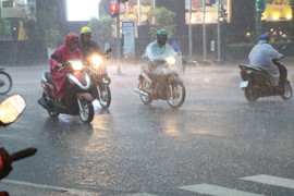 Chuyên gia lý giải hiện tượng mưa trái mùa ở TP.HCM 