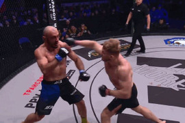 Võ sĩ Nga tung loạt 33 cú đấm liên tiếp buộc đối thủ xin đầu hàng