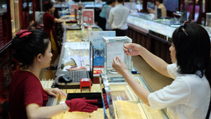 Giá vàng cao ngất, dịch vụ cho thuê trang sức cưới 'lên ngôi'