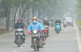 Hà Nội ô nhiễm không khí nặng, nhiều người khốn khổ vì bụi mịn