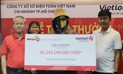 Người đàn ông chạy xe ôm ở TP.HCM trúng số hơn 96 tỷ đồng
