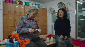 Mẹ vừa ngã bệnh, chị dâu đã đòi tiền công chăm sóc