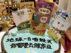 Nhận bánh sinh nhật kèm dòng chữ nhắc nhở làm bài tập về nhà, cậu bé khóc nức nở