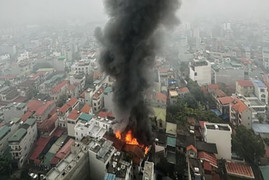 Cháy nhà dân 3 tầng ở Hà Nội