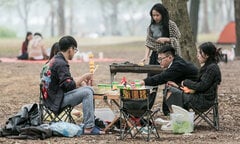 Người dân đổ ra Công viên Yên Sở cắm trại, tận hưởng kỳ nghỉ lễ