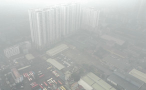 Không khí Hà Nội ô nhiễm trầm trọng: 10h sáng, trời vẫn mịt mù