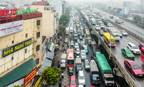 Ngày đầu nghỉ Tết Dương lịch, dòng xe ra cửa ngõ Hà Nội nhích dần từng mét