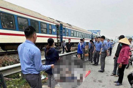 Đi xe máy qua đường sắt, người đàn ông bị tàu hỏa tông thiệt mạng