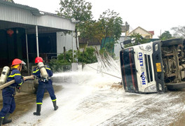 Lật xe bồn chở xăng ở Nghệ An, nhiều hộ dân phải di dời