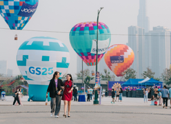 Người dân TP.HCM check-in vườn hoa hướng dương, bay khinh khí cầu ngày cuối năm